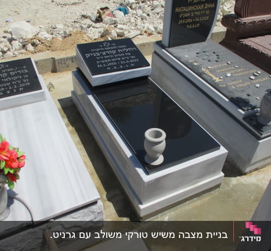 מצבות עם כיתוב בעברית ואנדרטאות פרחים